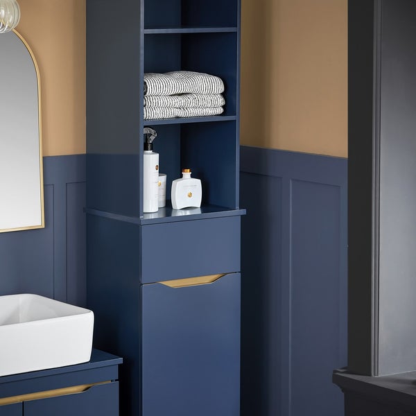 Badezimmer mit blauem Waschtischunterschrank, Regal und Handtüchern