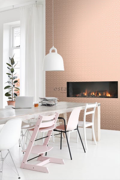 Wohnzimmer mit Kamin, Esstisch, Stühlen und gemusterter Tapete