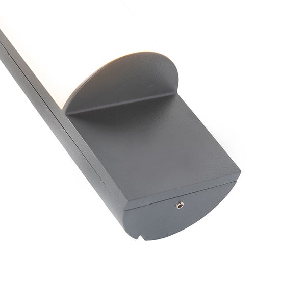 Nahaufnahme einer anthrazitfarbenen LED-Wandleuchte mit weißem Diffusor und abgerundeter Endkappe.