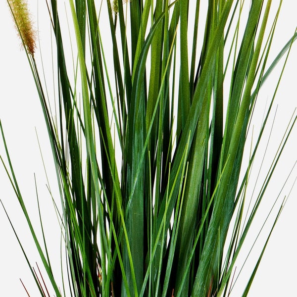 Künstliches Gras mit langen grünen Halmen und braunen Blütenständen.