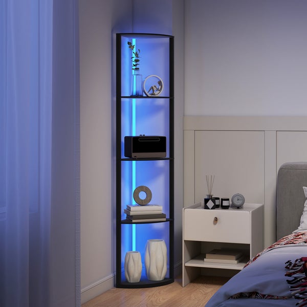 Modernes Eckregal in Schwarz mit blauer LED-Beleuchtung in einem Schlafzimmer neben einem weißen Nachttisch.