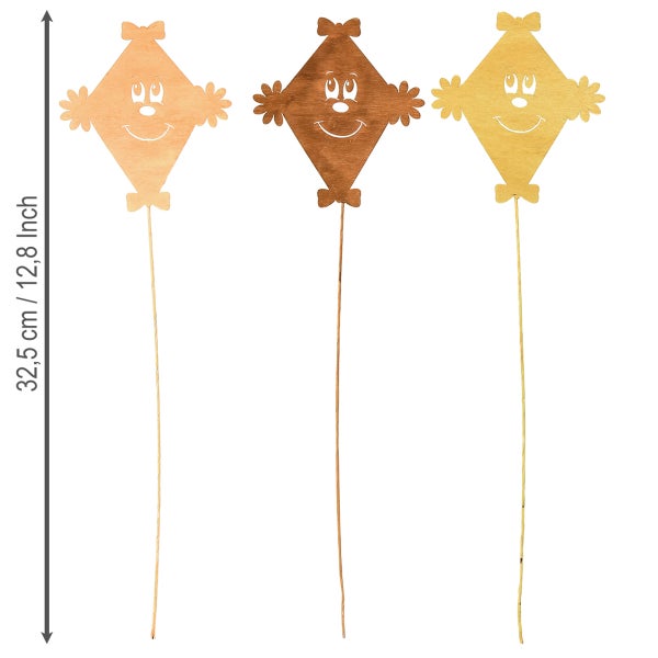 Drei hölzerne Gartenstecker mit Drachenmotiv und freundlichem Gesicht
