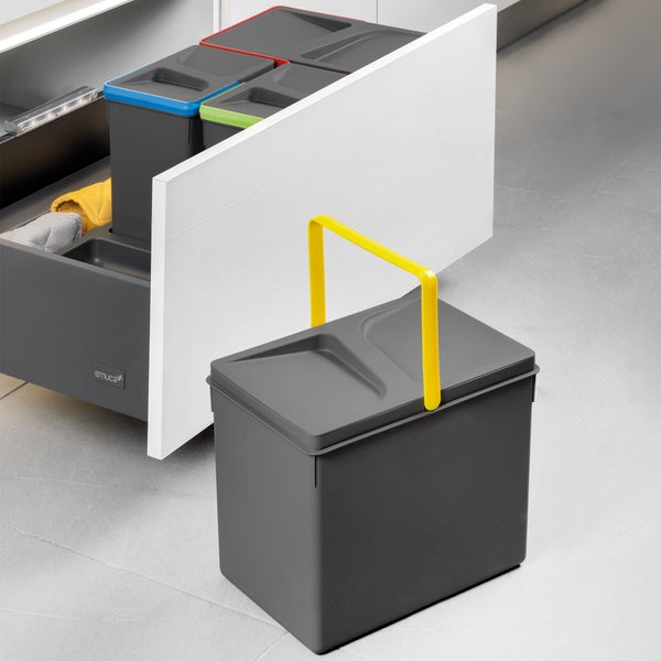 Mülltrennsystem in einer weißen Küchenschublade mit mehreren Abfalleimern und einem Eimer mit gelbem Griff auf dem Boden. Emuca Logo.
