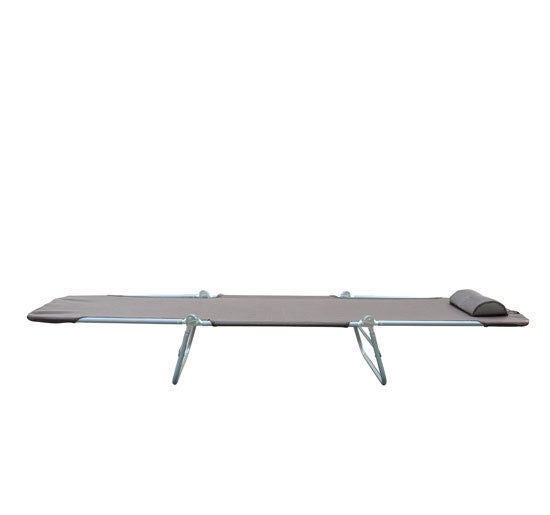 Helles Badezimmer mit Dusche, Waschtisch und Spiegel