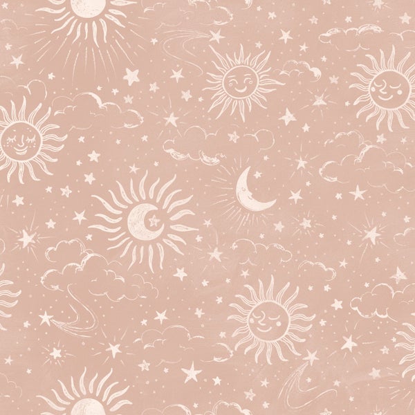 Tapete mit handgezeichnetem Muster aus Sonnen mit Gesichtern, Mondsicheln, Sternen und Wolken