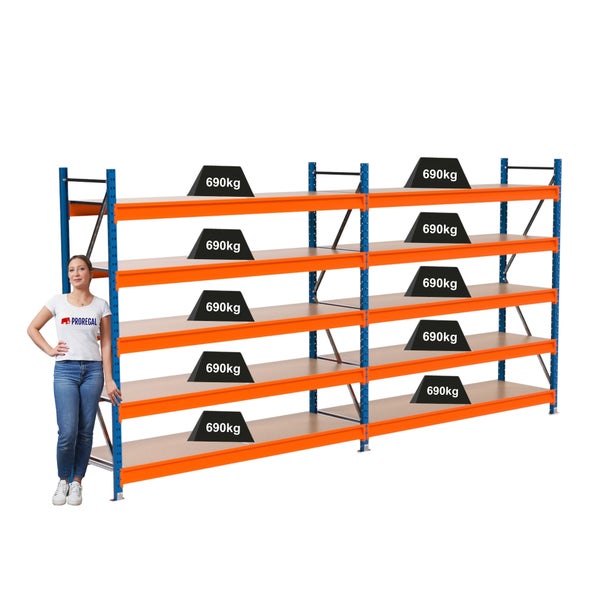 Schwerlastregal mit hoher Tragfähigkeit, Regalböden und einer Frau zur Größenorientierung