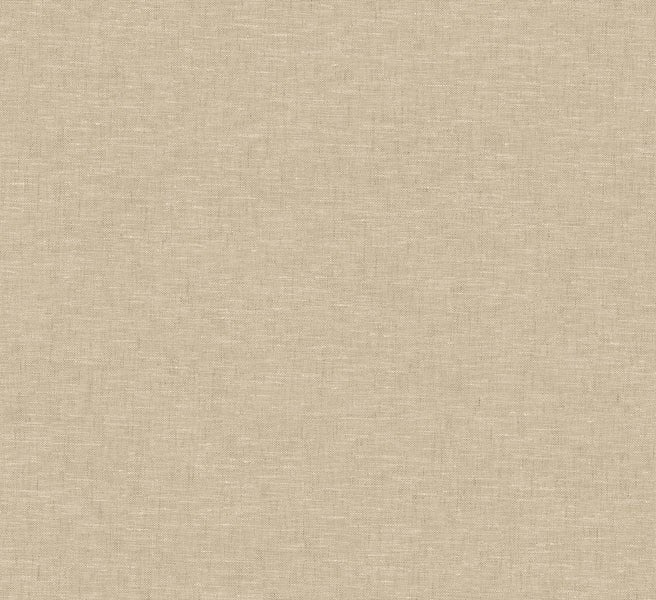 Schwarze Badematte neben einer Badewanne und einem Hocker mit Handtüchern.