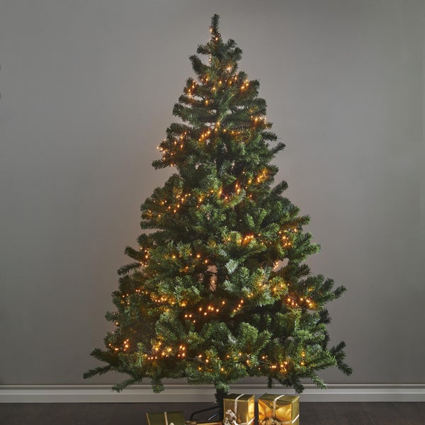 Geschmückter künstlicher Weihnachtsbaum mit Geschenken