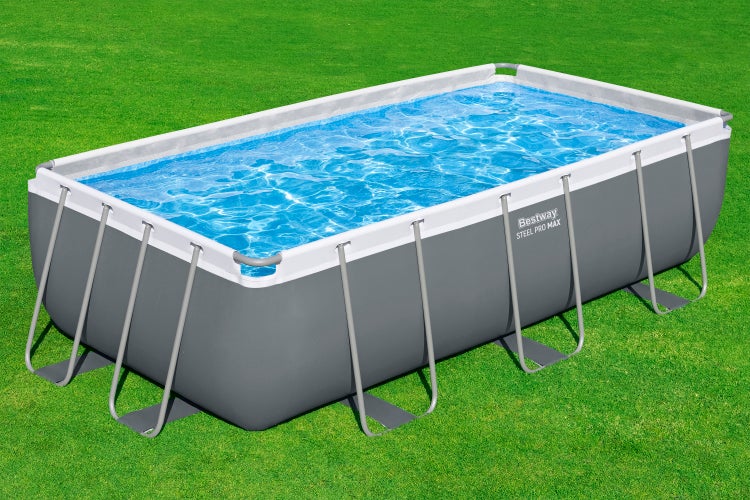 Bestway Steel Pro Max rechteckiger Aufstellpool mit grauem Metallrahmen und blauem Wasser auf einer Wiese.