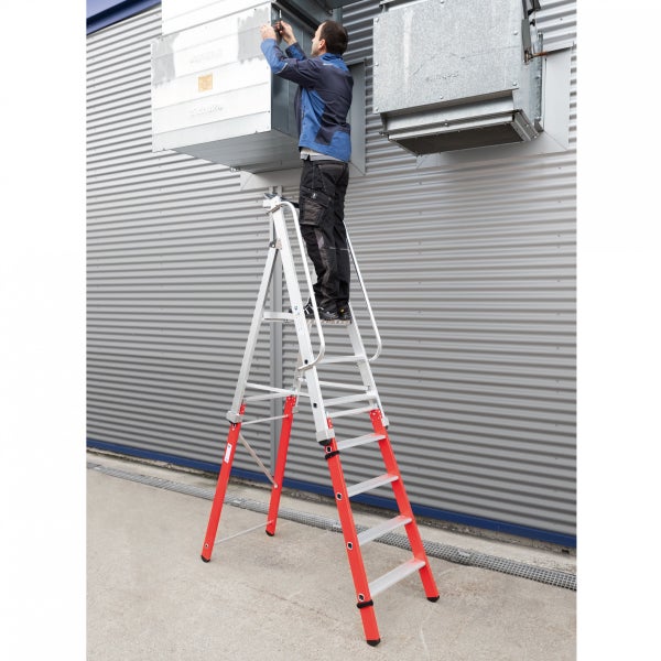 Mann auf einer Stufenleiter bei Reparaturarbeiten an einem Lüftungssystem.