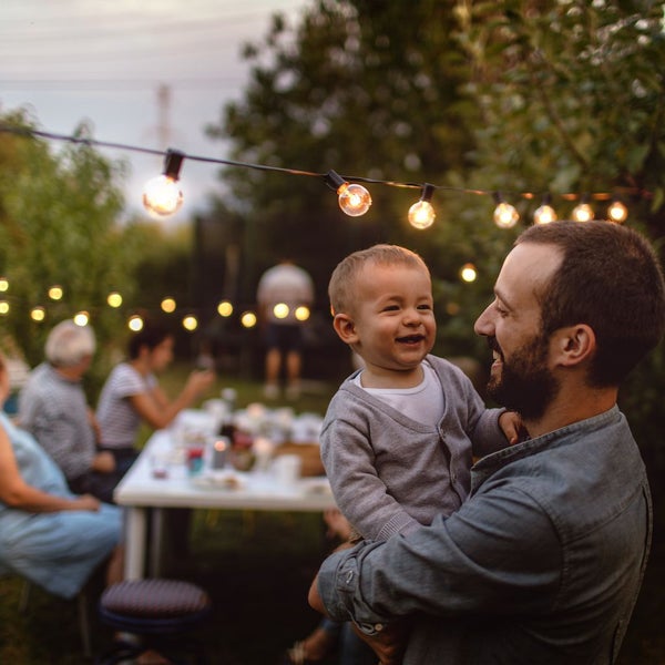 Dreier-Set LED-Filament-Leuchtmittel mit E27-Sockel und bernsteinfarbenem Glas.