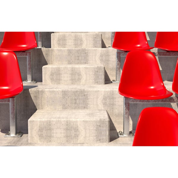 Tribüne mit roten Sitzplätzen und Betontreppe