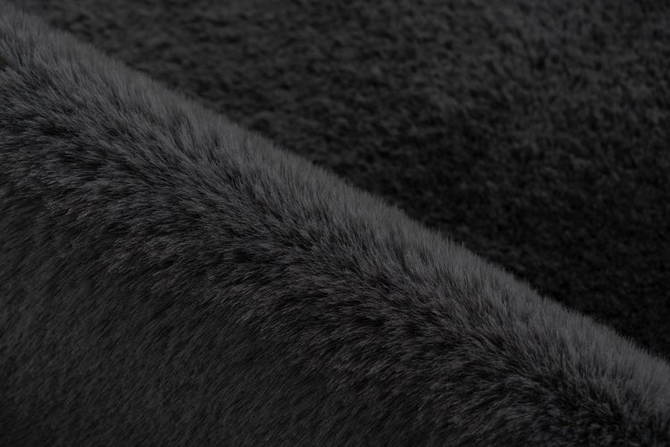 Strukturaufnahme von einem flauschigen Teppich mit hoher Floroberfläche
