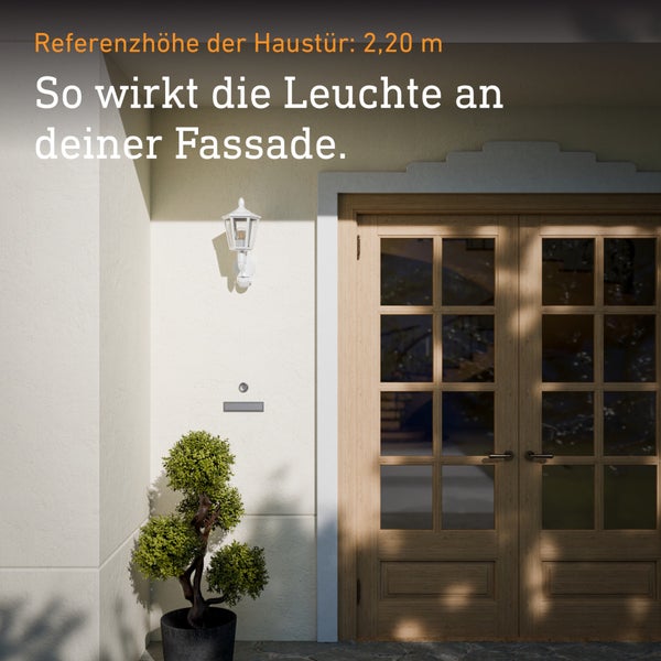 Außenwandleuchte Laterne mit Bewegungsmelder an einer Hausfassade neben einer Haustür aus Holz mit 2,20 Meter Referenzhöhe.