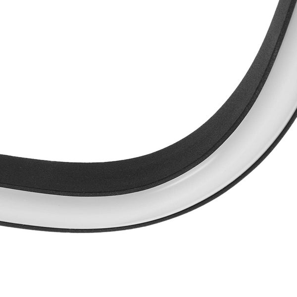 Nahaufnahme einer gebogenen LED-Leuchte mit schwarzem Gehäuse und weißem Diffusor.