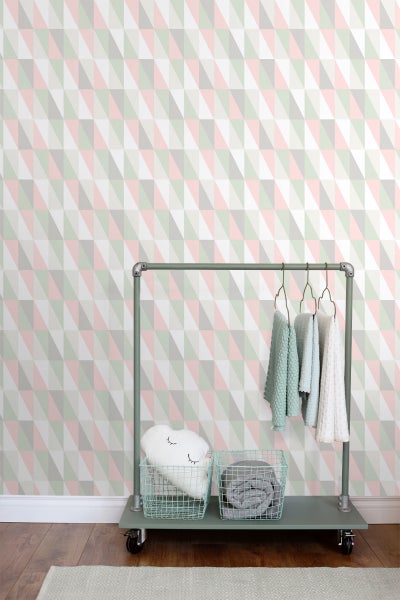 Raumansicht mit geometrischer Tapete, Kleiderständer, Körben und Textilien