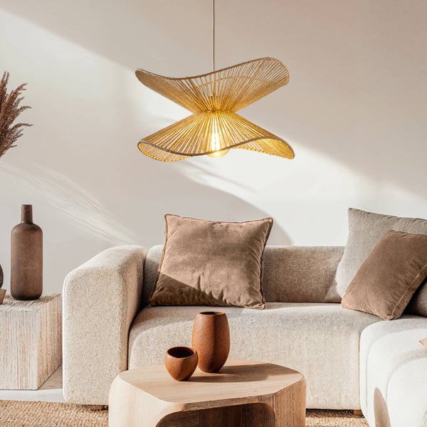 Moderne Pendelleuchte mit Schirm aus Naturkordel in einem hellen Wohnzimmer mit beigem Sofa und Holzmöbeln.