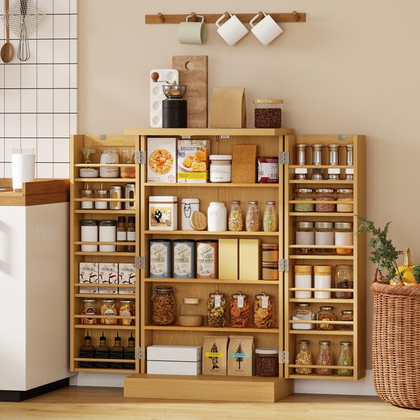 Dreiteiliger Vorratsschrank aus Holz mit Regalfächern und Türregalen, gefüllt mit Vorratsgläsern und Lebensmitteln in einer hellen Küche.