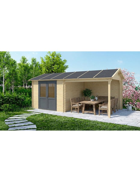 Gartenhaus aus hellem Holz mit integrierter Terrasse, grauer Doppeltür mit Glaseinsatz und Sitzgruppe aus Holz in einem grünen Garten.