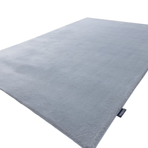 Rechteckiger Teppich mit weicher Oberfläche und Markenlabel von Meghan Lalee Germany.