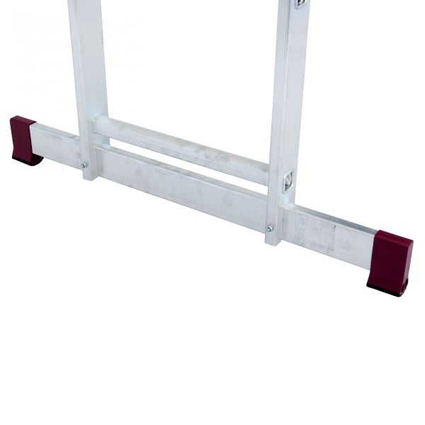 Detailansicht einer Aluminiumleiter mit Sicherheitsfüßen