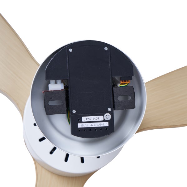 Innenansicht des weißen Motorgehäuses eines Deckenventilators mit drei Flügeln in Holzoptik und elektronischen Komponenten.