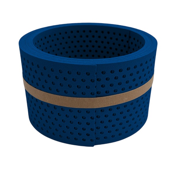 Blaues Kantenschutzprofil mit Löchern auf Rolle