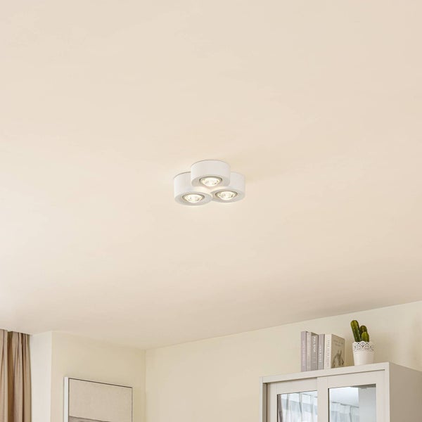 Deckenleuchte mit drei Strahlern im Wohnraum