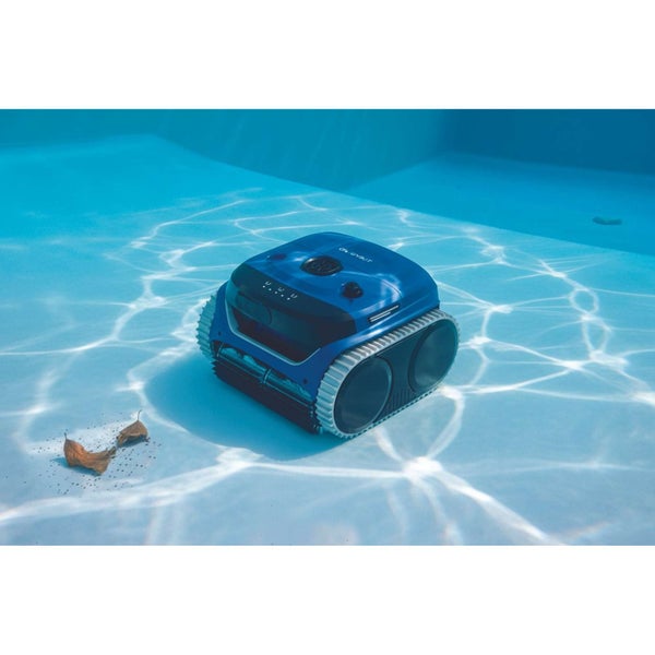 Automatischer Poolreinigungsroboter im Einsatz auf dem Boden eines Schwimmbeckens unter Wasser.