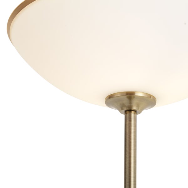 Deckenfluter mit rundem Glasschirm und Metallständer in Messingoptik