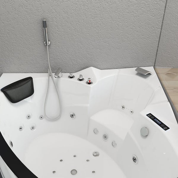 Eckbadewanne mit Whirlpool-Funktion, Armaturen, Handbrause und integrierter Kopfstütze für ein komfortables Badeerlebnis.