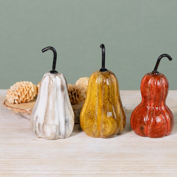 Drei dekorative Kürbisse aus Holz