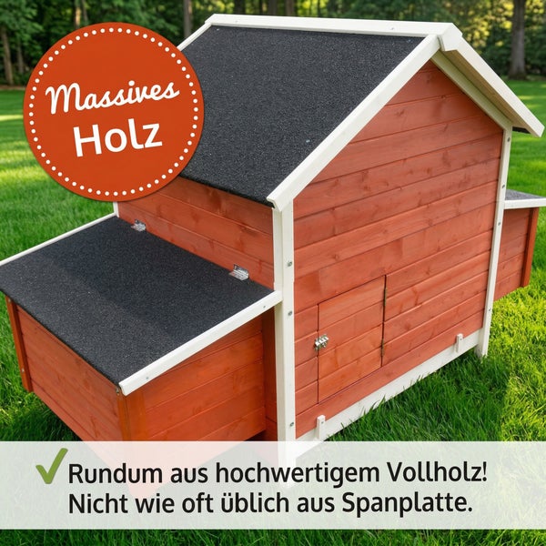 Großer Hühnerstall mit weißem Drahtgehege und hölzernem Hühnerhaus auf einer Rasenfläche mit Hühnern und einer Rampe.