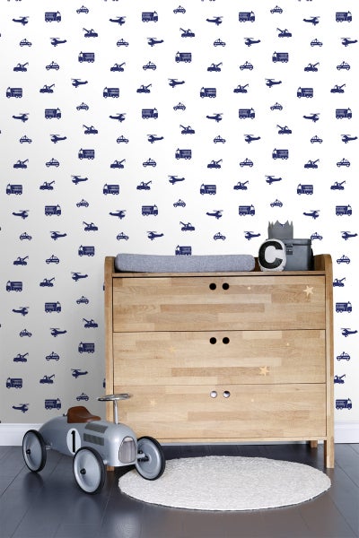 Kinderzimmer mit Wickelkommode, Spielzeugauto und Tapete mit Fahrzeugmotiven