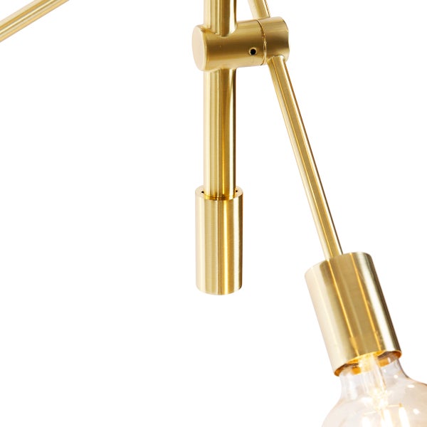 Detail einer goldenen Deckenleuchte mit Lampenfassung