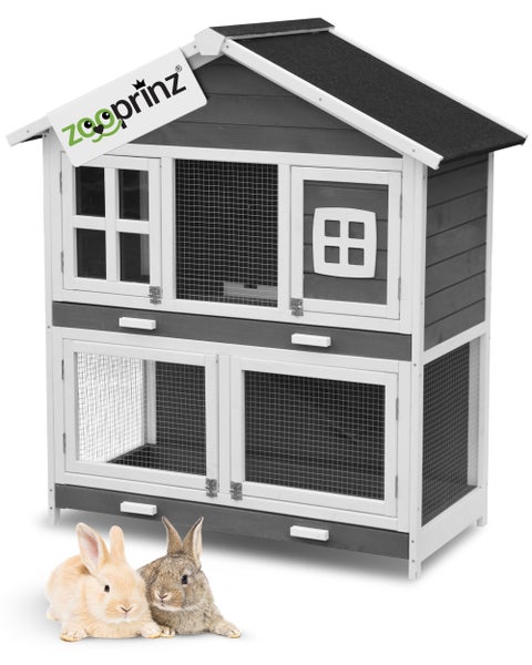 Zweistöckiger Kaninchenstall aus Holz mit Bitumendach, Gittertüren, zooprinz Logo und zwei Kaninchen davor.