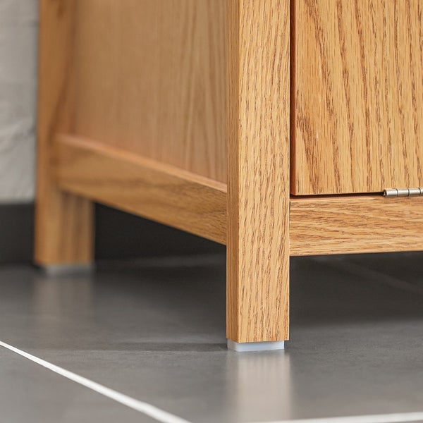 Detailansicht eines Badezimmerschranks aus Holz mit Füßen