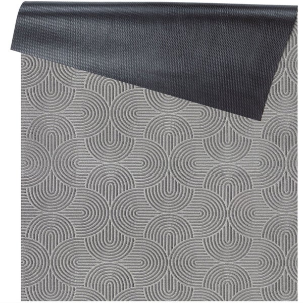Teppich mit grauem Muster aus Halbkreisen und dunkler Rückseite