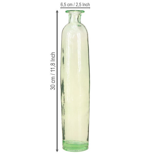 Verschiedene Glasvasen mit Pfingstrosen und Zierlauch auf drapiertem Stoff in einer hellen Atmosphäre.