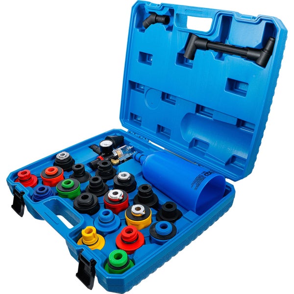 Kühlmittel-Druckprüfgerät-Set in einem geöffneten blauen Koffer mit Adaptern, Manometer, Pumpe und Zubehör.