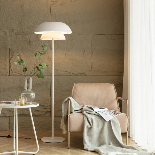 Helle Inneneinrichtung mit Stehlampe, Sessel und Beistelltisch