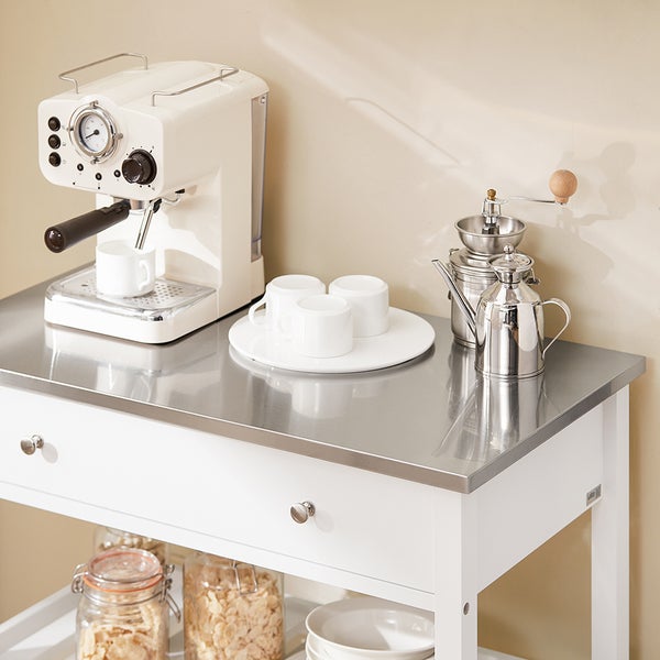 Kaffeemaschine, Tassen, Kaffeemühle und Tischwagen mit Schubladen auf einer Arbeitsfläche