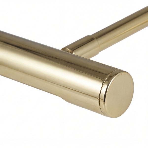 Detailansicht einer goldenen Badarmatur