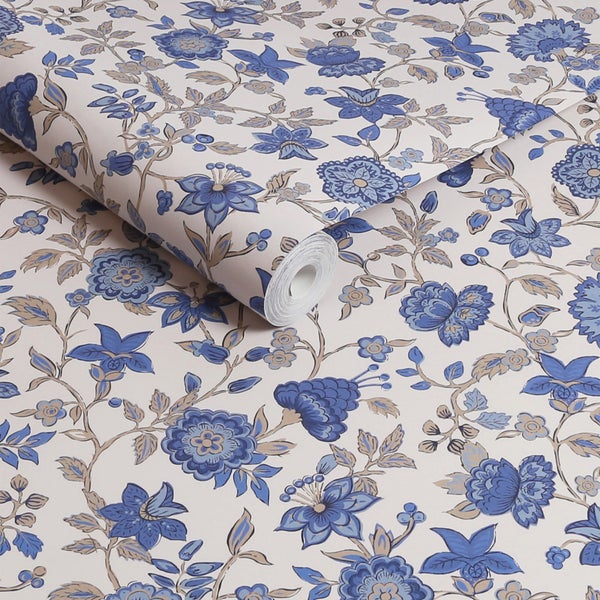 Vliestapete mit floralem Muster aus blauen Blumen und Ranken auf hellem Grund, teilweise geöffnete Rolle.