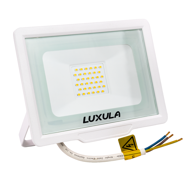 Luxula LED-Fluter mit einer Leistung von 30 Watt, 3000 Lumen Lichtstärke und Schutzart IP65 IK06.
