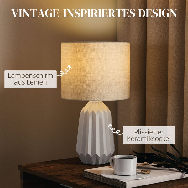 Dekorative Tischleuchte mit Lampenschirm auf einem Tisch