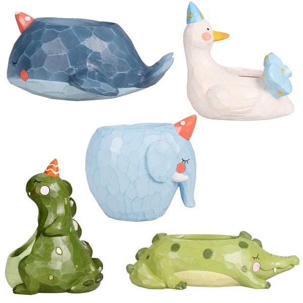 Übertöpfe aus Polyresin in Tierform: blauer Wal, weiße Gans, hellblauer Elefant, grüner Dinosaurier und grünes Krokodil mit bunten Partyhüten.