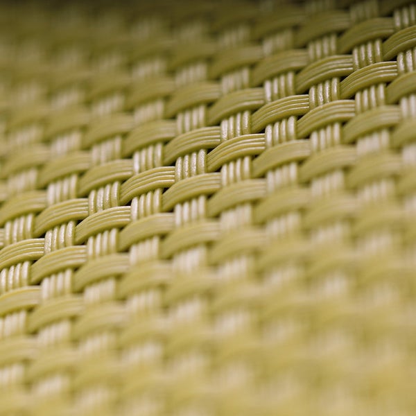 Detailaufnahme eines geflochtenen Gartenmöbelstücks