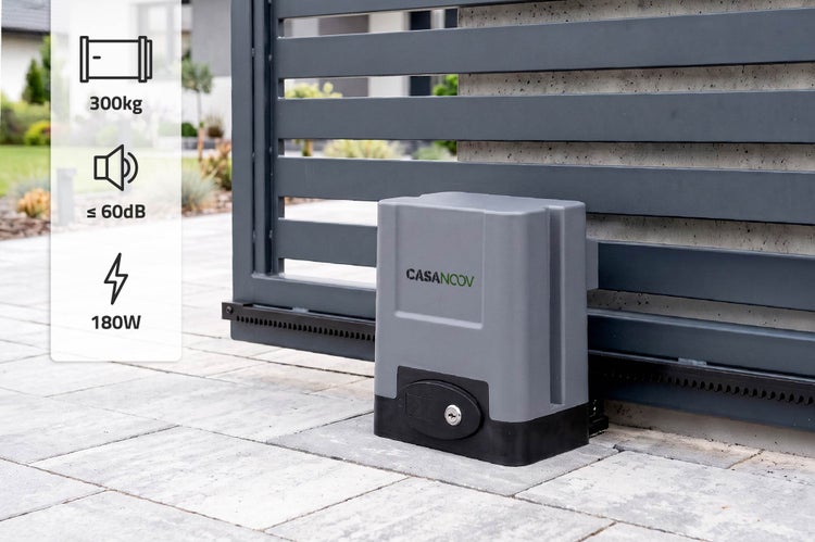 Elektrischer Schiebetorantrieb von Casancov fuer Tore bis 300 Kilogramm mit einer Leistung von 180 Watt und leisem Betrieb unter 60 Dezibel.