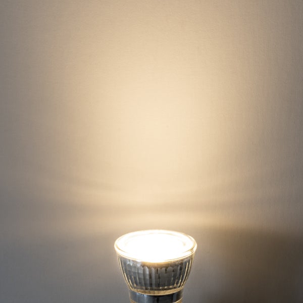 Leuchtende LED-Reflektorlampe mit Lichtkegel.